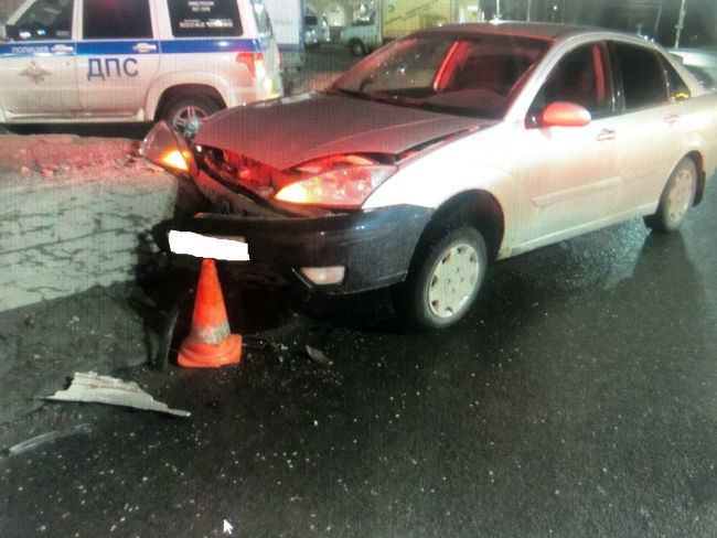 В Ухте пожилой водитель автомашины Форд врезался в бетонное ограждение