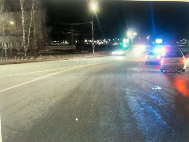 В Ухте пожилой водитель автомашины Форд врезался в бетонное ограждение