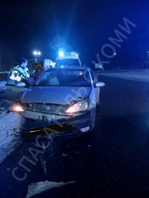 В Ухте пожилой водитель автомашины Форд врезался в бетонное ограждение