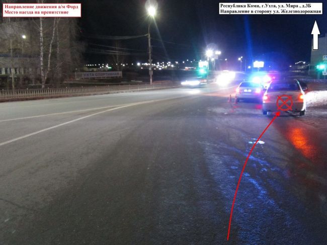 В Ухте пожилой водитель автомашины Форд врезался в бетонное ограждение