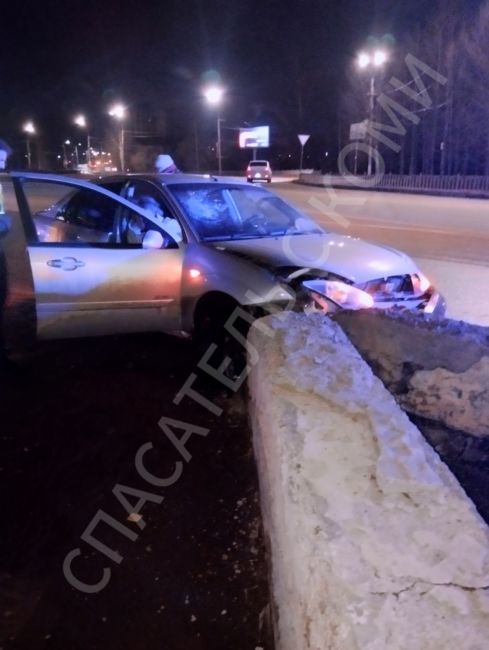 В Ухте пожилой водитель автомашины Форд врезался в бетонное ограждение